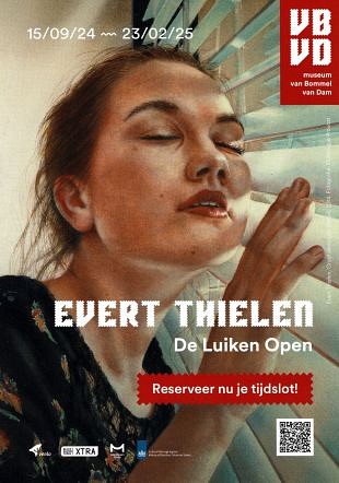 De luiken van schilderijen van Evert Thielen zijn open